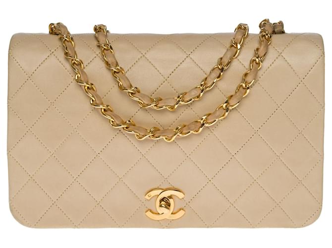 Timeless Magnífico bolso de mano Chanel Classique full flap en piel de cordero acolchada beige, guarnición en métal doré Cuero  ref.520997