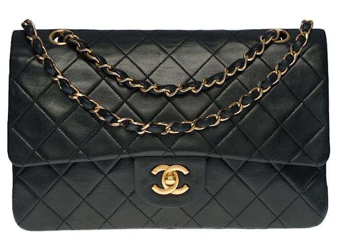 A cobiçada bolsa Chanel Timeless Medium 25 cm com aba forrada em couro preto, garniture en métal doré  ref.521122