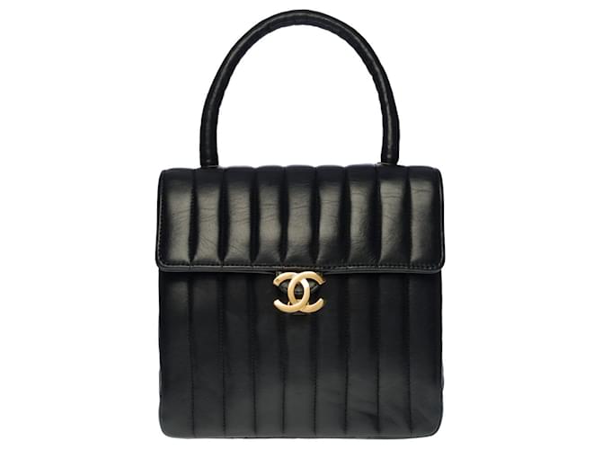 Timeless Linda bolsa Chanel Classic com aba Mini bolsa em pele de cordeiro acolchoada preta, costura vertical, garniture en métal doré Preto Couro  ref.521123