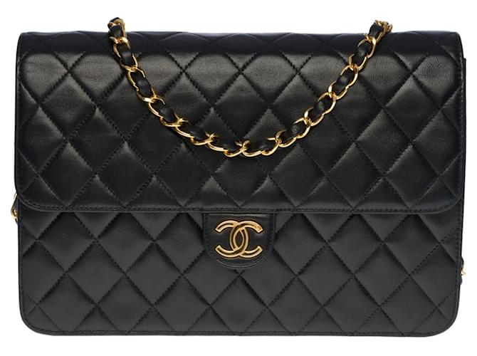 Timeless Linda bolsa Chanel Classic Flap Bag média em pele de cordeiro acolchoada preta, garniture en métal doré Preto Couro  ref.521125
