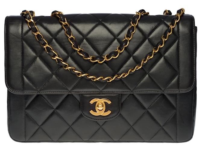 Timeless Sublime Chanel Classic Flap Bag Bolsa média em pele de cordeiro acolchoada preta, garniture en métal doré Preto Couro  ref.521131