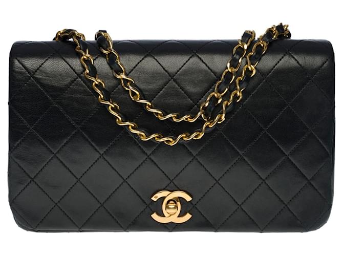 Timeless Linda bolsa Chanel Classique com aba completa em pele de cordeiro acolchoada preta, garniture en métal doré Preto Couro  ref.521133