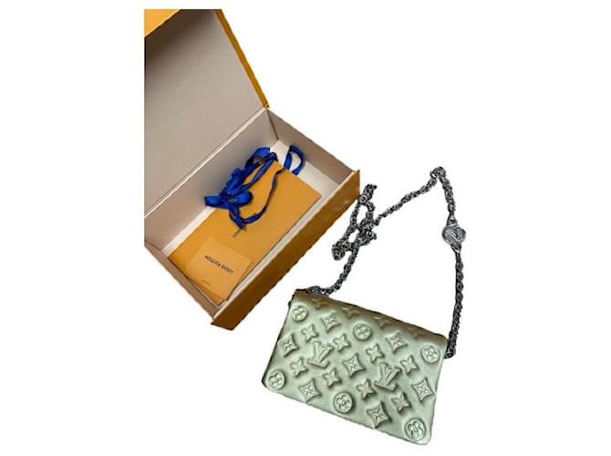 Louis Vuitton Goldene Kissentasche Leder  ref.521545