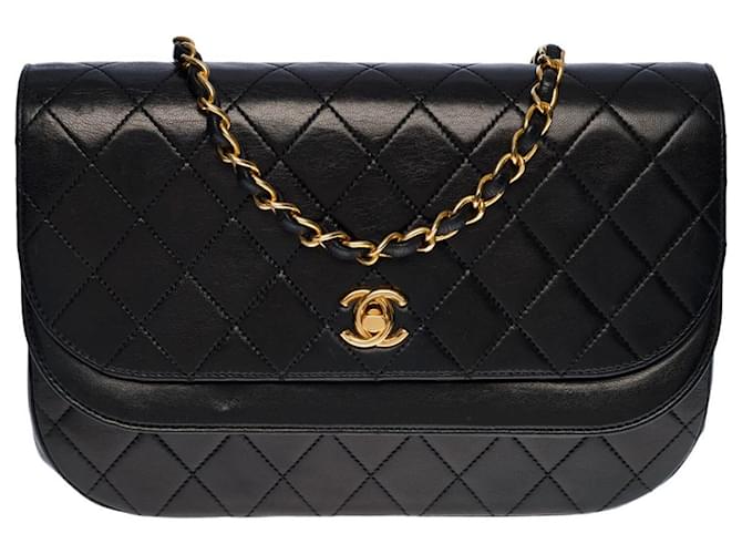 Bonito bolso de mano Chanel Classic con solapa en piel de cordero acolchada negra, guarnición en métal doré Negro Cuero  ref.521749