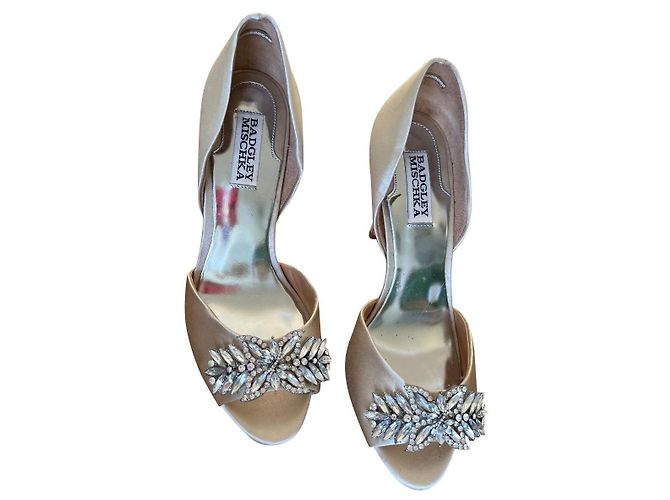 Badgley Mischka Escarpins satin strass Beige