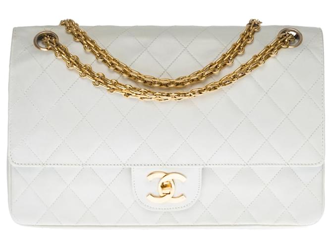 Hervorragende Chanel Timeless / Classique Handtasche mit gefütterter Klappe aus weißem gestepptem Lammleder, garniture en métal doré  ref.522768