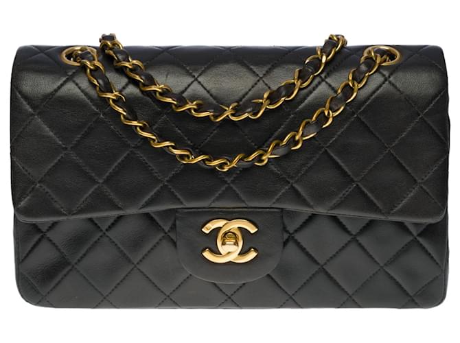 A cobiçada bolsa Chanel Timeless 23 cm com aba forrada em couro preto, garniture en métal doré  ref.523077
