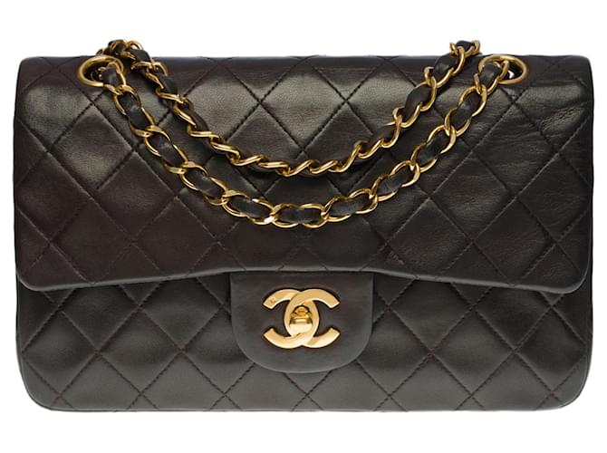 A cobiçada bolsa Chanel Timeless 23 cm com aba forrada em couro marrom, garniture en métal doré  ref.523656