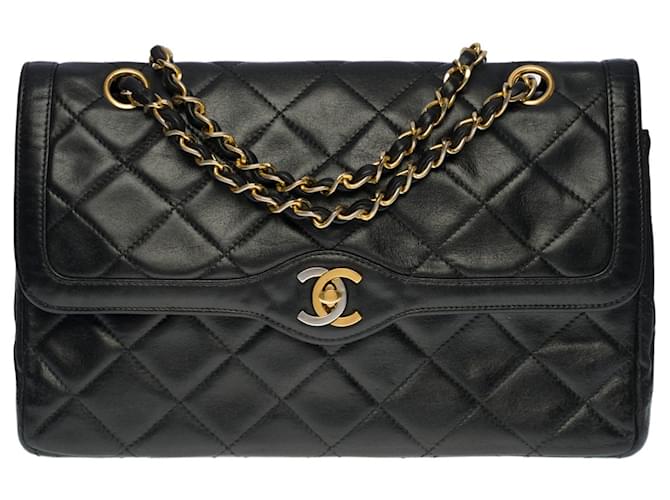 Timeless Linda bolsa Chanel Classic com aba em pele de cordeiro acolchoada preta, garniture en métal doré Preto Couro  ref.523939