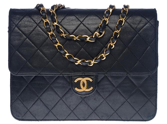 Très beau sac à main Chanel Classique flap bag en cuir matelassé noir, garniture en métal doré  ref.523940