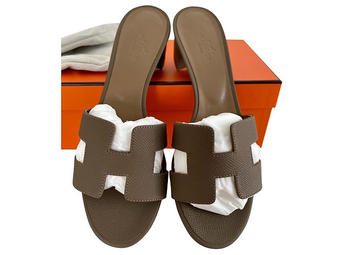 Hermès Oasis Etoupe Sandals Brown