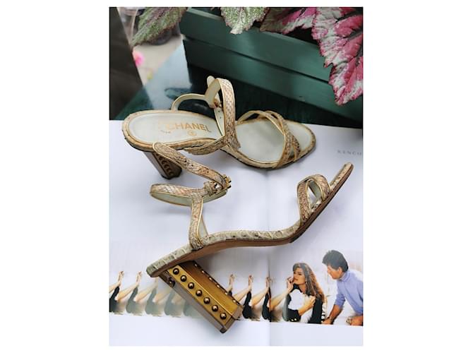 Sandálias Chanel Dourado  ref.525042