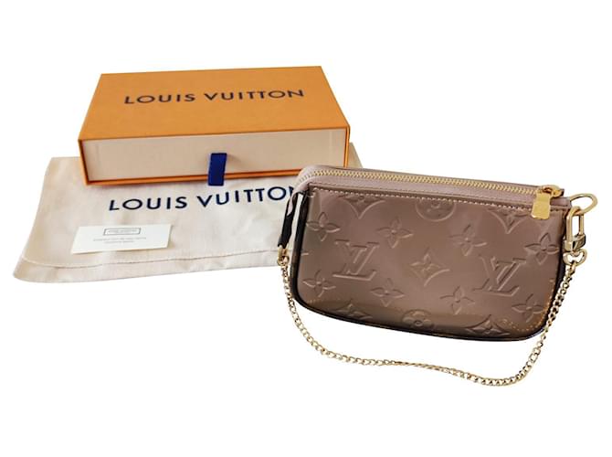 Louis Vuitton Mini bolsa de acessórios Couro envernizado  ref.525132