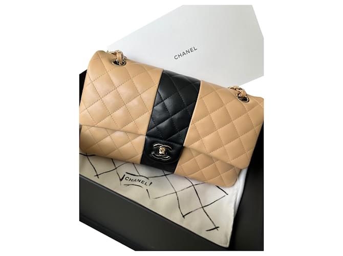 Timeless Chanel Aba forrada bicolor clássica Bege Pele de cordeiro  ref.525154