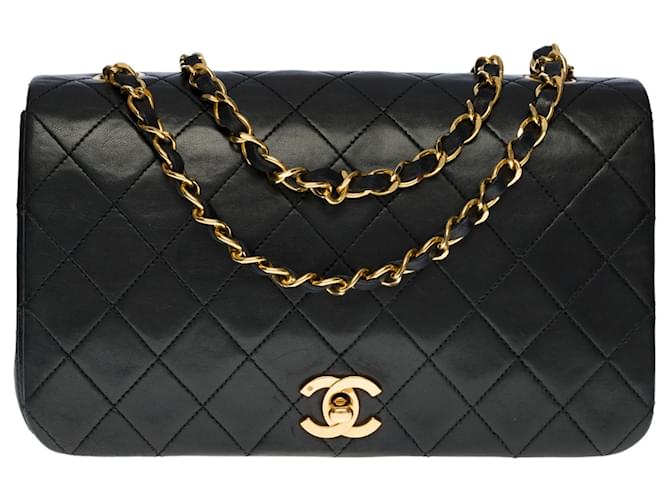 Timeless Magnífica bolsa Chanel Classic com aba completa em couro acolchoado preto, garniture en métal doré  ref.525599