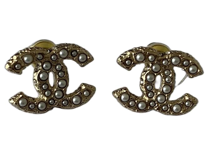 Chanel Earrings Golden Cream Metal Pearl  ref.526275