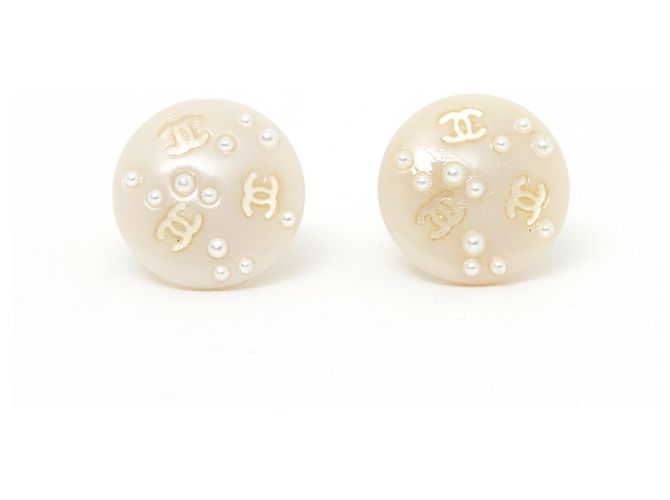 Pendientes Chanel de clip con perlas y CC dorado blanco roto