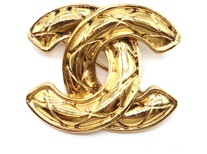 Chanel Gold CC Quilted Brooch Golden Metal  ref.527957