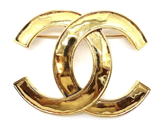 Chanel Gold CC Timeless Interlocking Brooch Golden Metal  ref.527958