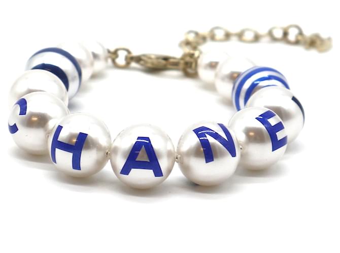 Chanel Armband mit weißen blauen Perlen und CC-Kristallen Mehrfarben Metall  ref.527959