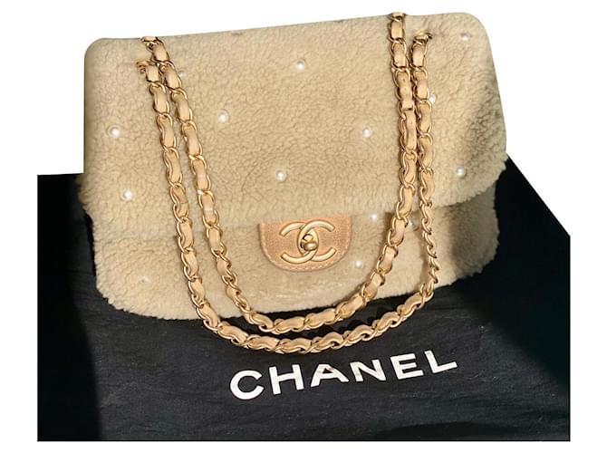 Timeless Chanel Bolsas Bege Pele de cordeiro  ref.528198