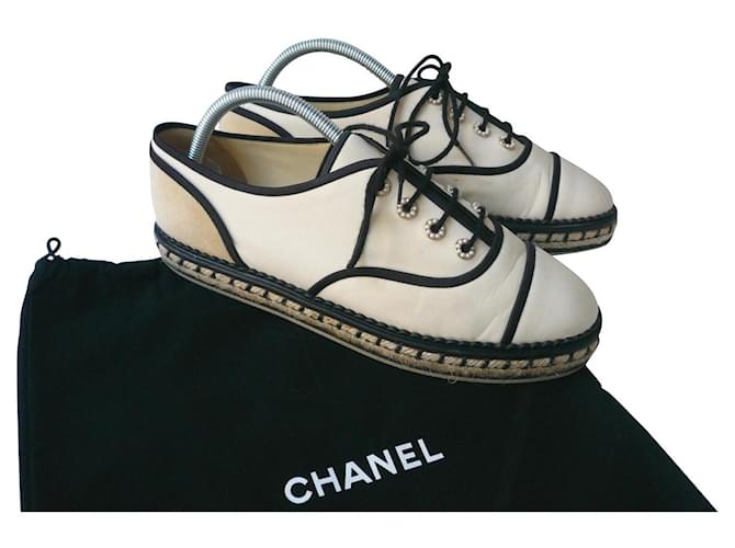 CHANEL Derbies and beige and black canvas and leather T41 IT Deerskin Cloth  ref.528821