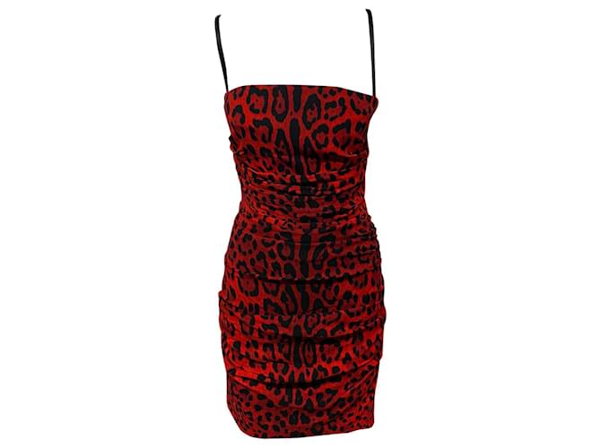 Dolce & Gabbana Robe froncée à imprimé léopard en soie rouge  ref.530031