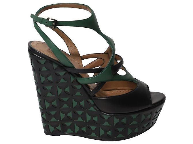 Alaïa Cunhas de tecido de cesta cortada a laser Alaia em couro verde