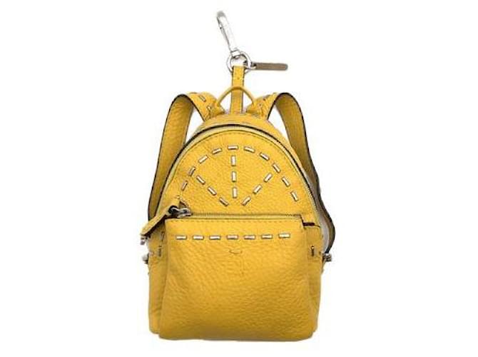 Fendi bag mini charms de sac à dos en cuir grainé jaune  ref.530745