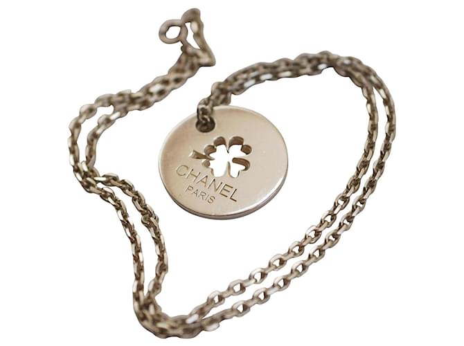 Collar de plata de ley con colgante de trébol de Chanel  ref.534125