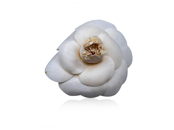 Chanel Vintage White Silk Flower Camelia Camellia Brooch Pin ref.535205 -  Joli Closet