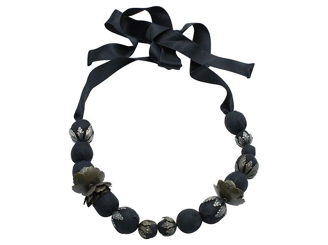 Marni Schwarze Perlenkette mit Messingblättern