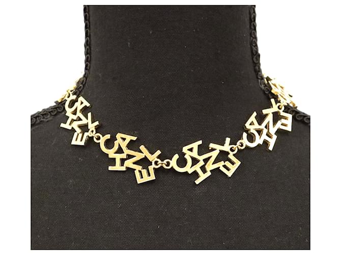 Chanel Gold CC Soletrado 9 Colar de gargantilha de amuletos com motivos Dourado Metal  ref.535944