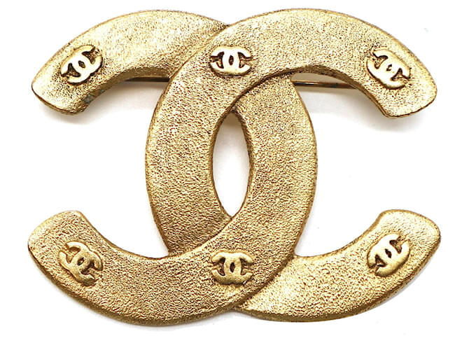 Chanel Gold CC Hammered Matte Brooch Golden Metal  ref.535948
