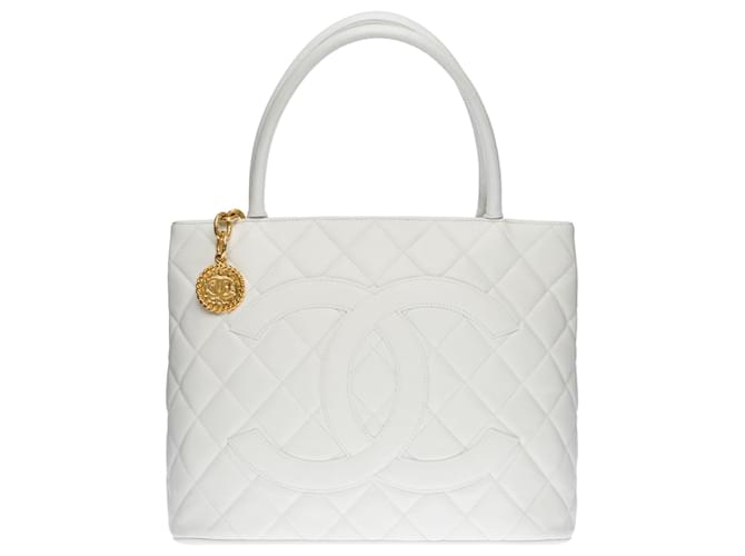 Medaillon Beautiful Chanel Cabas Médaillon bag in white caviar leather, garniture en métal doré  ref.536102