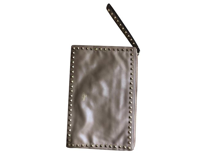 Clutch Valentino de couro com tachas bege