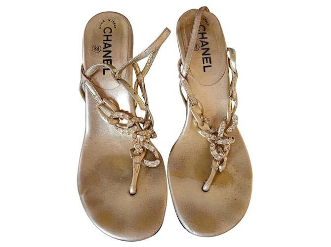 Chanel Sandálias de joia Dourado Couro  ref.537240