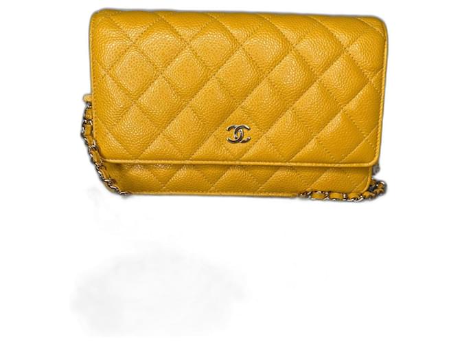Wallet On Chain Chanel Zeitloses Portemonnaie aus gestepptem Kaviar an einer Kette Gelb Leder  ref.538461