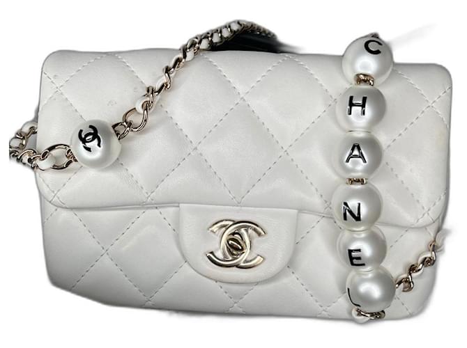 Timeless Chanel Quadratische Mini-Überschlagtasche mit Perlen Weiß Lammfell  ref.538462