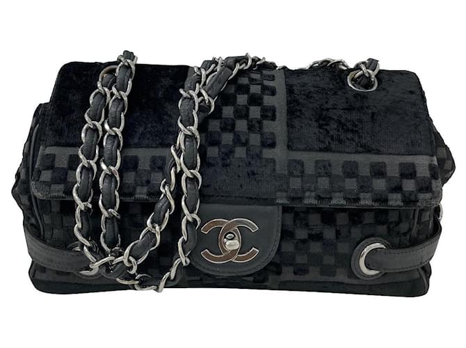 Chanel Bolso vintage con solapa Negro Suecia  ref.538652