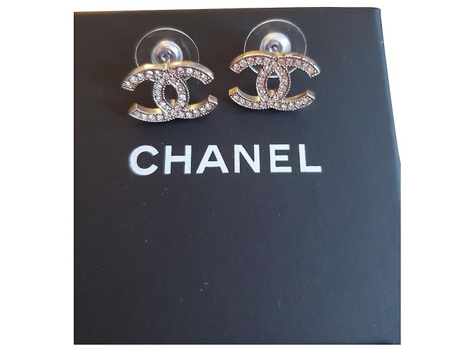 Bellissimi nuovi orecchini a C foderati di Chanel Argento