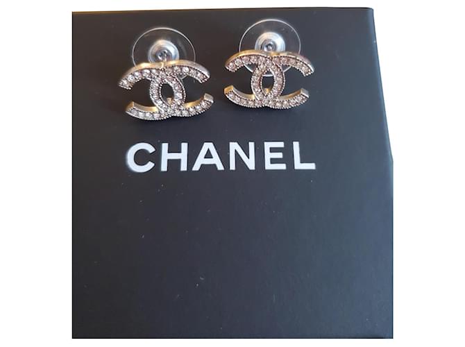 Magnifiques boucles d'oreilles Chanel double C neuves Métal Argenté  ref.538697
