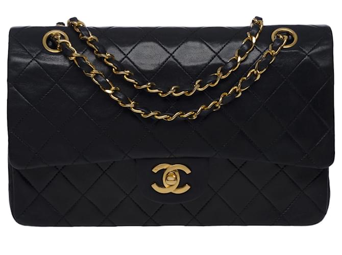 A cobiçada bolsa Chanel Timeless Medium 25 cm com aba forrada em couro preto, garniture en métal doré Pele de cordeiro  ref.540044