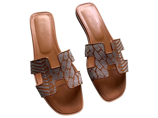 Hermès bestickte Oran-Mules Karamell