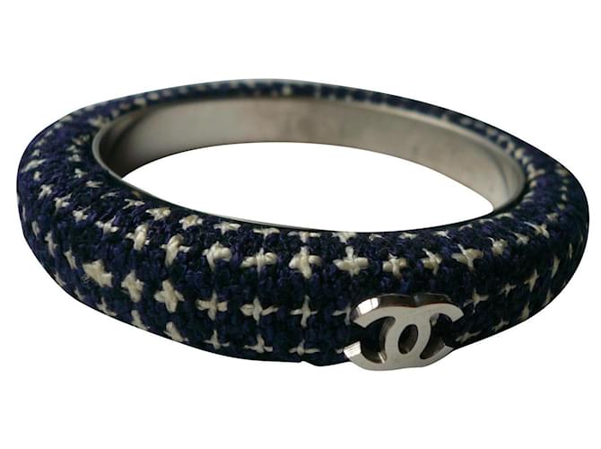CHANEL Bracelet rigide tweed marine et métal argenté TBE Écru Bleu Marine  ref.540076