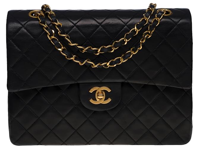 Die begehrte Chanel Timeless/Classic Medium Bag 25 cm mit gefütterter Klappe in schwarzem Leder, garniture en métal doré Lammfell  ref.540115