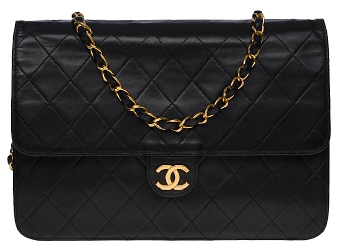Très chic sac Chanel Classique flap bag medium en cuir matelassé noir, garniture en métal doré Cuir d'agneau  ref.540149