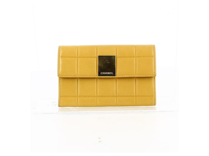 Chanel gelbe Brieftasche Lackleder  ref.540174