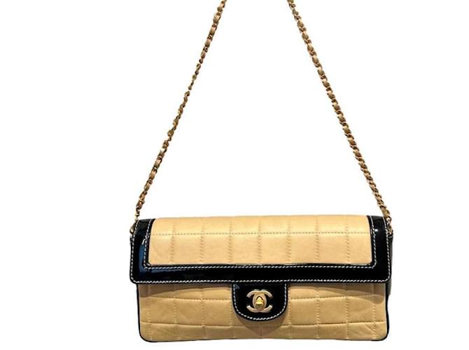 Chanel Handtaschen Schwarz Beige Leder Lackleder  ref.540185