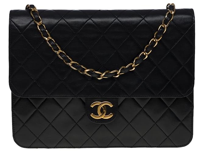 Timeless Muy bonito bolso con solapa Chanel Classic en cuero acolchado negro, guarnición en métal doré Piel de cordero  ref.540635